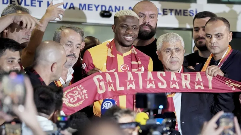 Galatasaray hoàn tất việc ký hợp đồng dài hạn với tiền đạo Victor Osimhen từ Napoli.