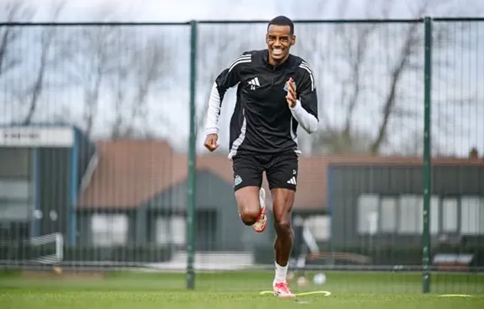 Alexander Isak đến hồi phục và tập luyện ở đội bóng cũ Real Sociedad.