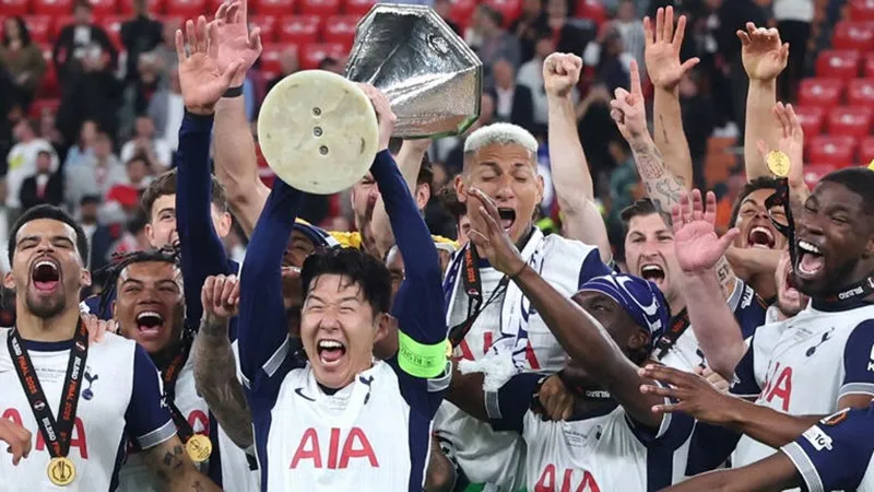 Son nâng cao chiếc cúp duy nhất cùng Tottenham sau chiến thắng trong trận chung kết Europa League. Son Heung-min1.jpg