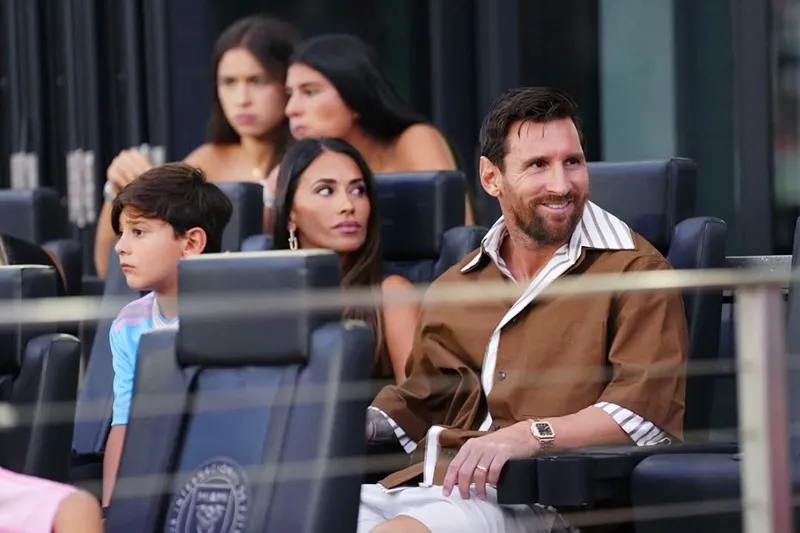 Lionel Messi tỏ ra rất vui khi anh phải ngồi ngoài vì chấn thương gân kheo. Lionel Messi.jpg