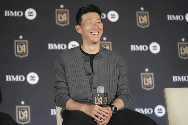 Son Heung-Min khá hạnh phúc trong buổi họp báo ra mắt ở Los Angeles vào thứ Tư. Son Heung-Min1.jpg