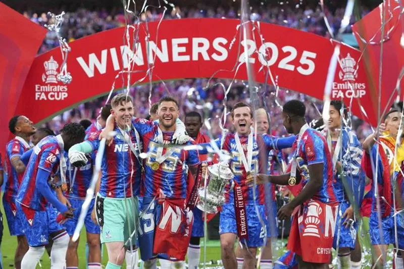 Nhà vô địch FA Cup Crystal Palace bị UEFA giáng xuống hạng ba Conference League.