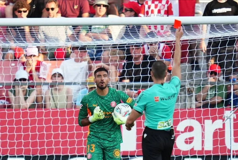 Paulo Gazzaniga mắc 2 sai lầm tệ hại khiến Girona thua 1-3 ngay trên sân nhà trước Rayo Vallecano.