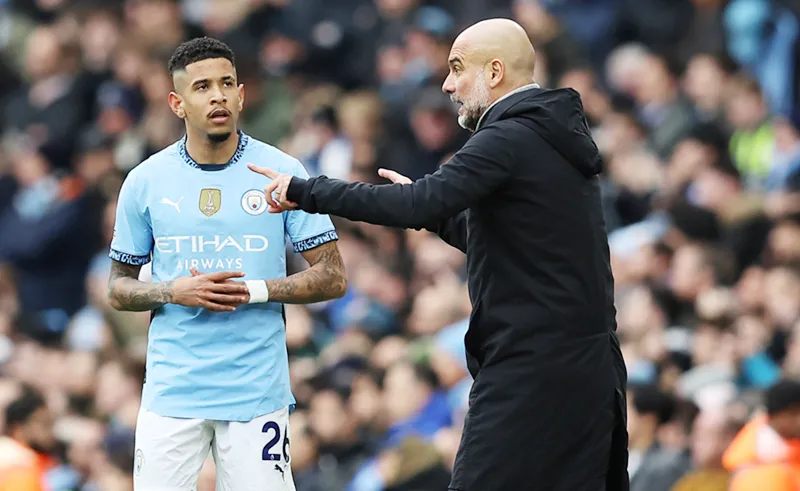 HLV Pep Guardiola khẳng định muốn cầu thủ chạy cánh Savinho ở lại nhiều năm.