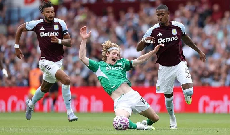 Ezri Konsa (phải, Aston Villa) buộc phải kéo ngã Anthony Gordon để nhận thẻ đỏ