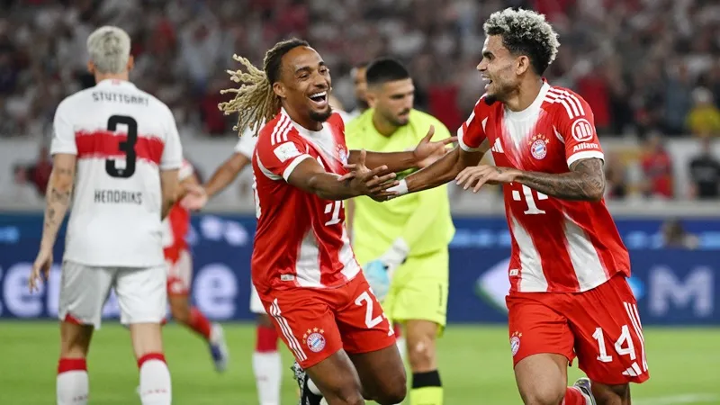Luis Diaz (phải) ghi bàn giúp Bayern Munich đánh bại Stuttgart 2-1 tại trận Siêu cúp Đức.