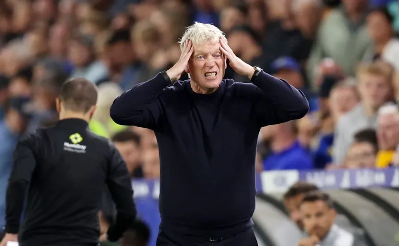 HLV David Moyes chỉ trích quyết định cho Leeds United hưởng phạt đền khiến Everton thua 0-1.