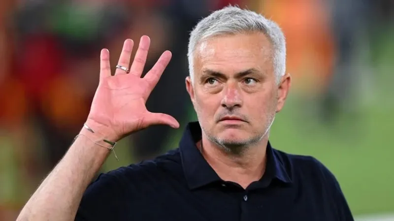 Jose Mourinho vẫn còn đầy đòn phép trên sân bóng