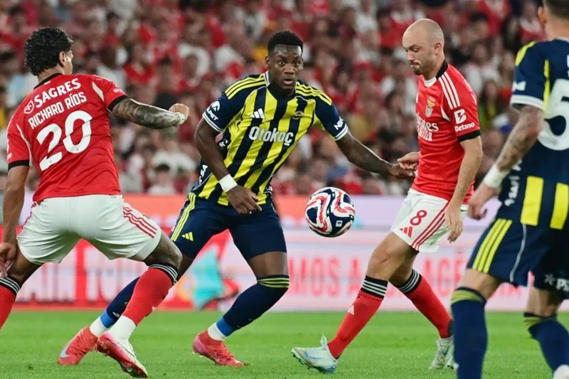 Fenerbahce của HLV Jose Mourinho bị cầm hòa 0-0 trên sân nhà trước Benfica.