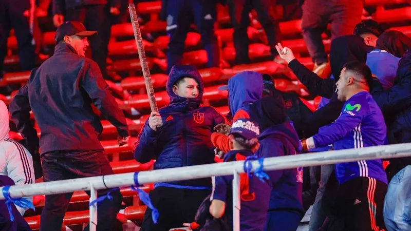 Bạo lực nổ ra trên khán đài trong trận đấu Copa Sudamericana giữa Independiente và Universidad de Chile.