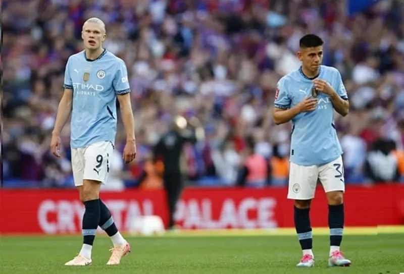 Echeverri (phải) trong màu áo Manchester City