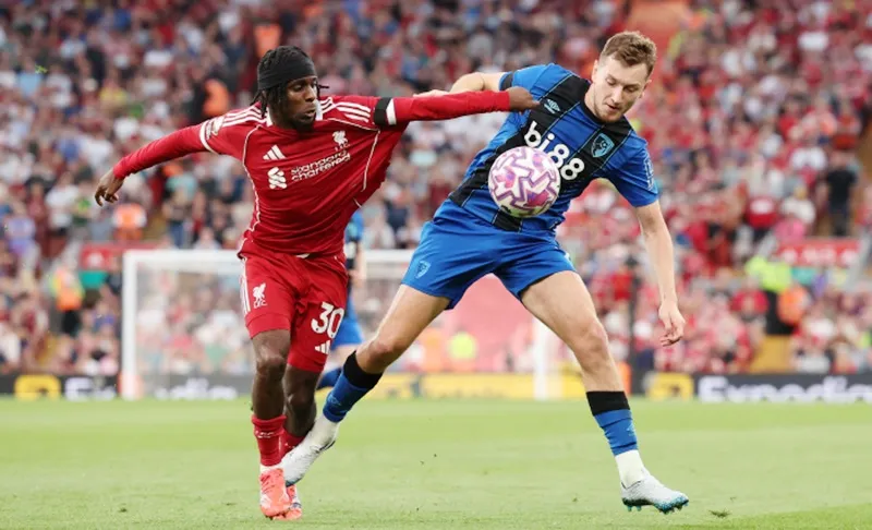 Jeremie Frimpong (trái) của Liverpool nghỉ thi đấu vài tuần do chấn thương gân kheo.