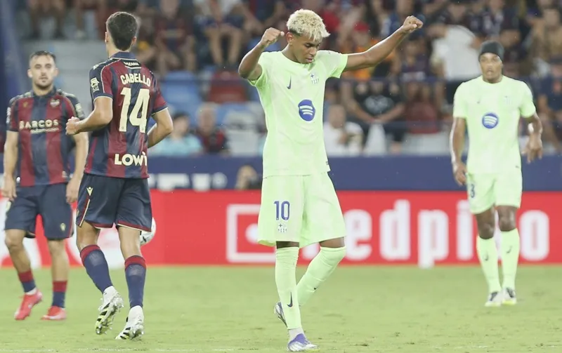 Barcelona ngược dòng từ thế bị dẫn trước hai bàn để giành chiến thắng chung cuộc 3-2 tại Levante.