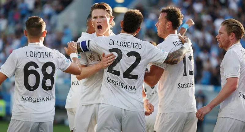 Scott McTominay mở tỷ số giúp Napoli khởi đầu chiến dịch bảo vệ danh hiệu bằng chiến thắng dễ dàng 2-0 tại Sassuolo.