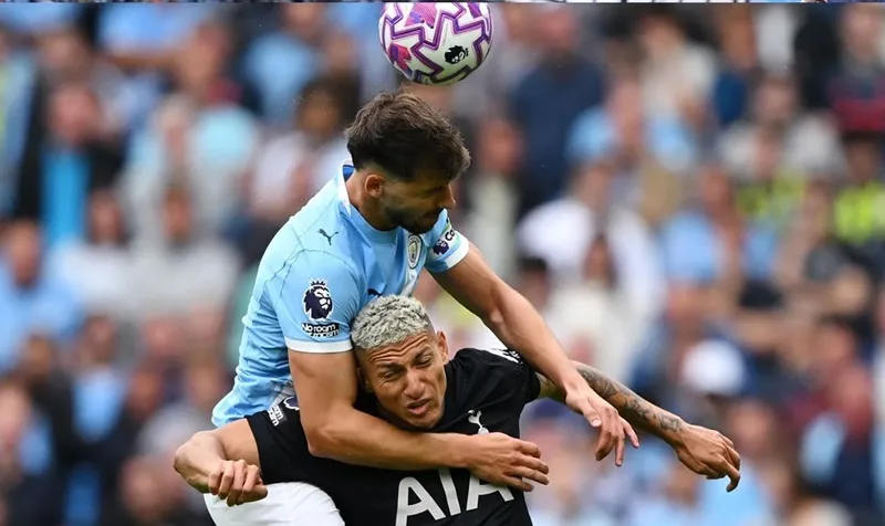 Sai lầm của Ruben Dias (trên) đã bị Richarlison trừng phạt trong pha mở tỷ số của Tottenham