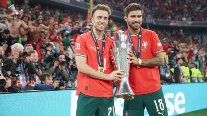 Áo số 21 của tiền đạo quá cố Diogo Jota tại đội tuyển Bồ Đào Nha sẽ được truyền lại cho người bạn thân Reben Neves (phải).