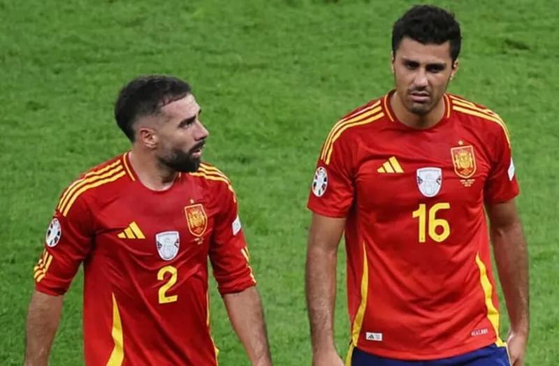 Rodri (phải) và Dani Carvajal trở lại đội tuyển Tây Ban Nha sau thời gian dài vắng mặt vì chấn thương đầu gối.