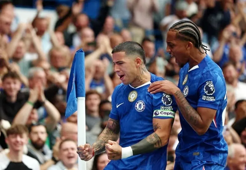 Enzo Fernandez và Joao Pedro ăn mừng chiến thắng