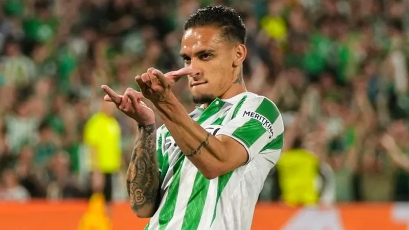 Antony ký hợp đồng chính thức với Real Betis sau nửa cuối mùa giải trước chơi dưới dạng cho mượn.