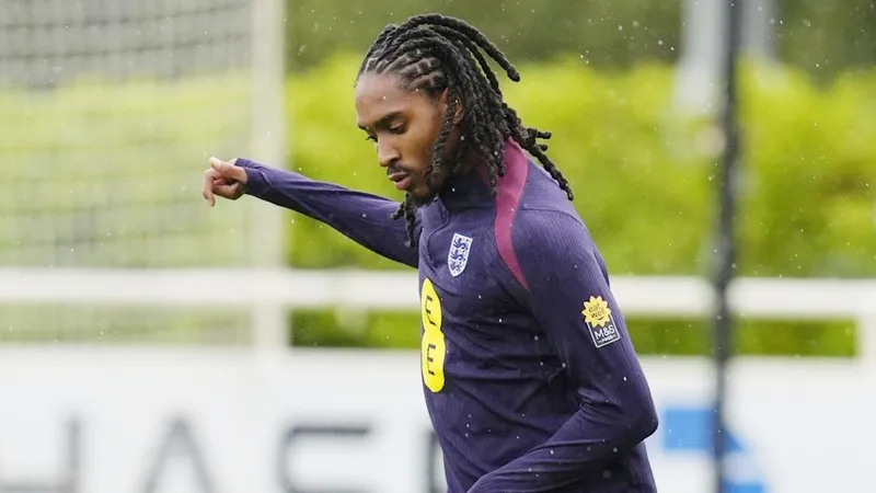 Djed Spence đứng trước cơ hội lịch sử là cầu thủ Hồi giáo đầu tiên thi đấu cho tuyển Anh.