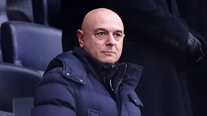 Daniel Levy từ chức Chủ tịch Tottenham sau gần 25 năm cầm quyền gây chia rẽ.