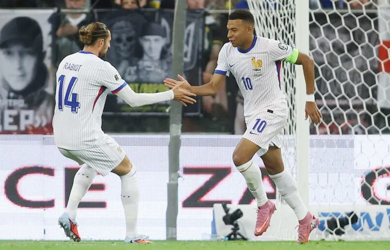 Kylian Mbappe trở lại và ghi bàn giúp tuyển Pháp giành chiến thắng 2-0 trước Ukraine.