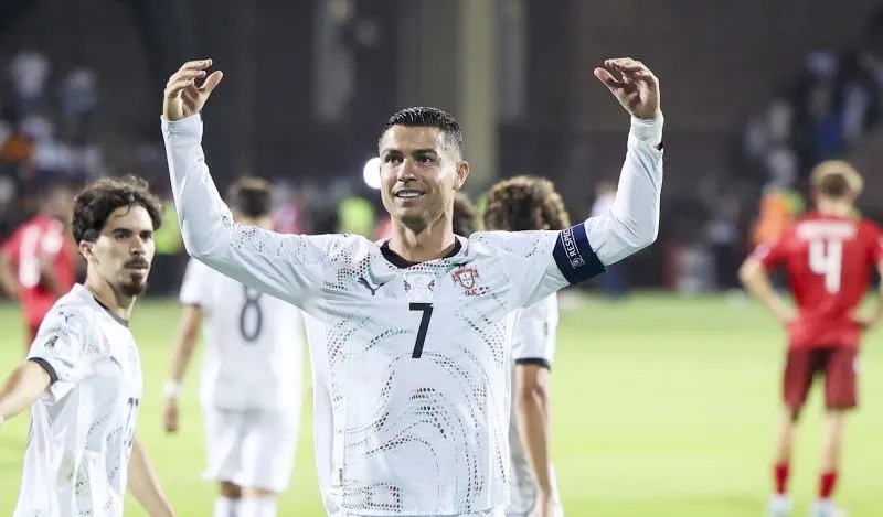 Cristiano Ronaldo ghi cú đúp giúp Bồ Đào Nha khởi đầu chiến dịch vòng loại bằng chiến thắng 5-0 trước Armenia.
