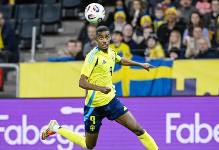 Alexander Isak đang khiến Thụy Điển gặp khó và cũng chưa sẵn sàng cho Liverpool.