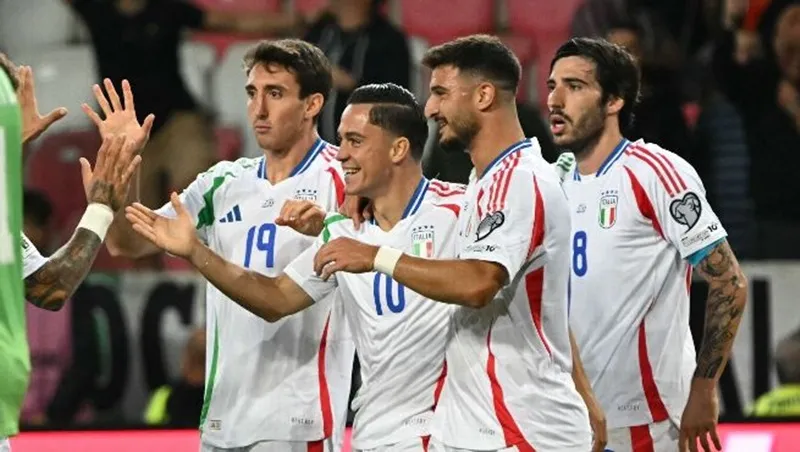 Italy giành chiến thắng kịch tính 5-4 trước Israel và vượt qua đối thủ trên bảng xếp hạng.