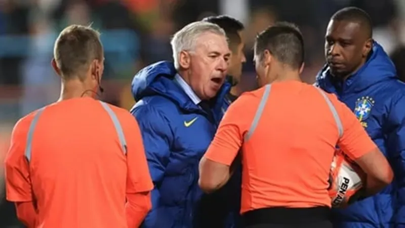 Carlo Ancelotti tranh cãi với các trọng tài trận đấu