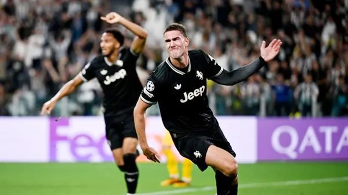 Dusan Vlahovic ghi hai bàn thắng và một pha kiến tạo giúp Juventus ngược dòng cầm hòa 4-4 trước đội khách Borussia Dortmund.