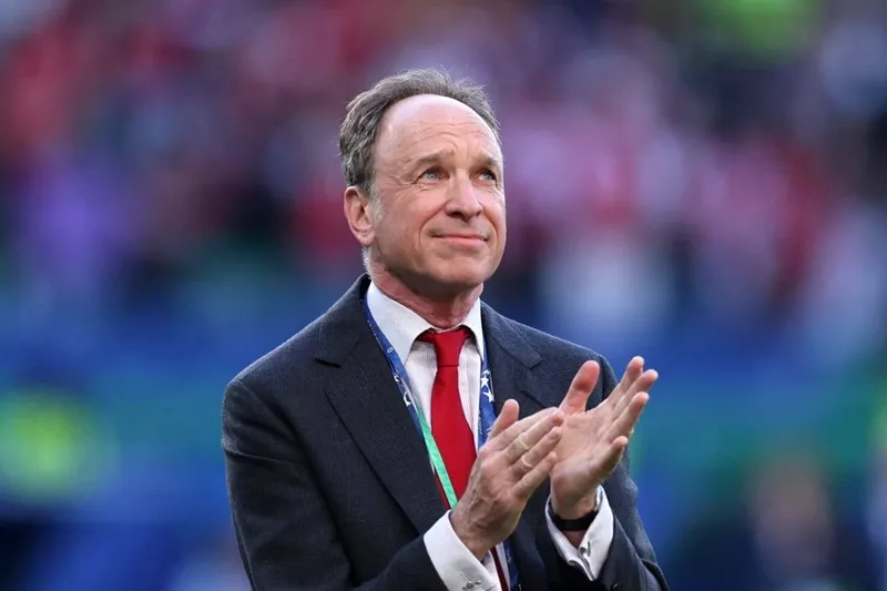 Arsenal bất ngờ thông báo về sự chia tay của phó Chủ tịch Tim Lewis.