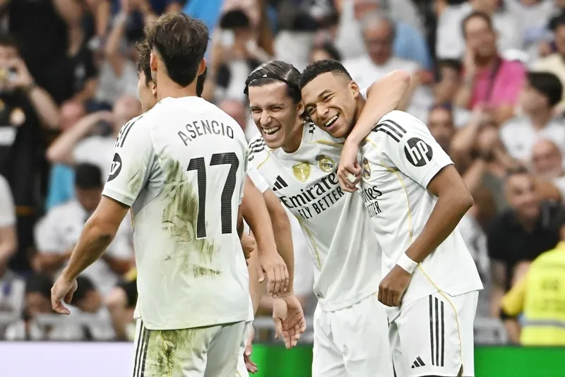 Real Madrid ghi chiến thắng thứ 5 liên tiếp tại La Liga khi đánh bại Espanyol 2-0.