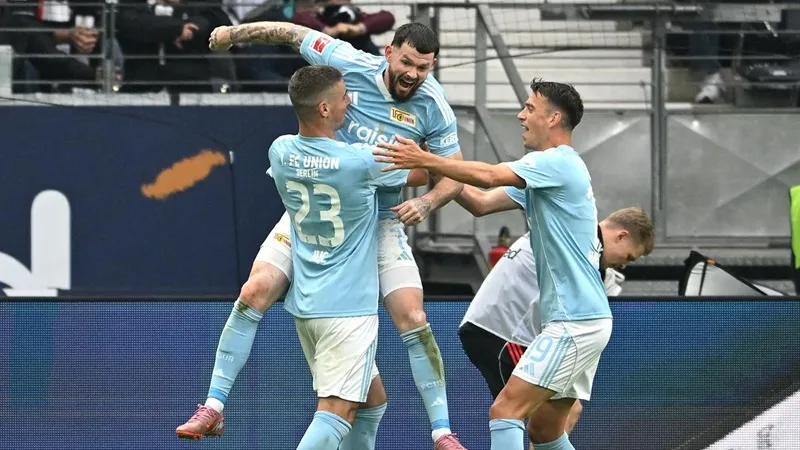 Oliver Burke lập hat-trick giúp Union Berlin thắng 4-3 trên sân Eintracht Frankfurt.