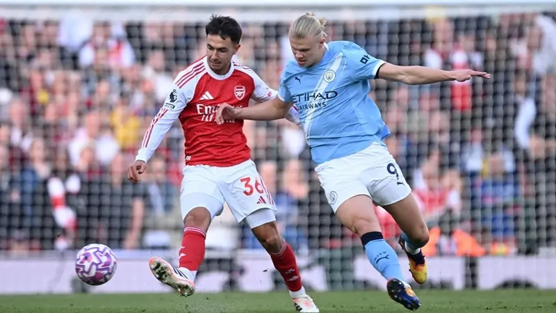 Erling Haaland (phải) sớm mở tỷ số cho Manchester City