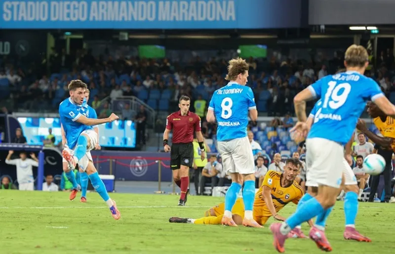 Napoli đánh bại Pisa 3-2 và trở lại ngôi đầu Serie A với tư cách đội duy nhất toàn thắng 4 vòng đấu đầu tiên.