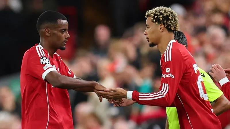 Hugo Ekitike (phải) vào thay Alexander Isak trong trận đấu gần đây của Liverpool.