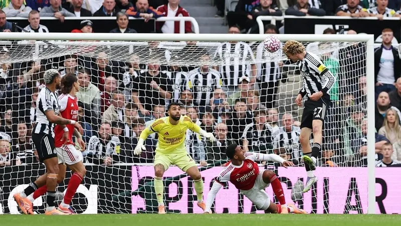 Nick Woltemade đánh đầu ghi bàn trong trận gặp Arsenal