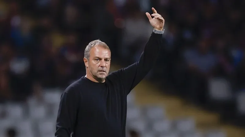 HLV Hansi Flick thừa nhận Barcelona chưa đạt đến đẳng cấp của Paris Saint-Germain.