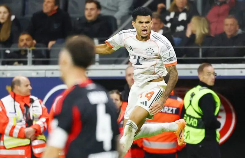 Luis Diaz chỉ cần 15 giây để mở tỷ số trước khi hoàn thành cú đúp giúp Bayern Munich thắng 3-0 tại Eintracht Frankfurt.