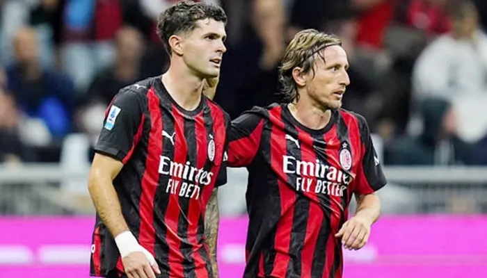 Christian Pulisic (trái) đá hỏng phạt đền khiến AC Milan bị Juventus cầm hòa 0-0.