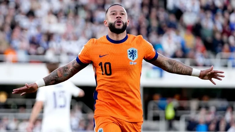 Memphis Depay là cầu thủ ghi bàn nhiều nhất lịch sử đội tuyển Hà Lan với 52 bàn thắng.