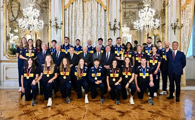 Tổng thống Sergio Mattarella đã chào đón những người hùng của bóng chuyền Italy. Ảnh: FIVB