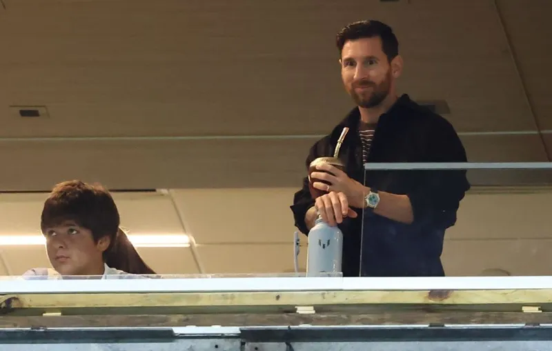 Lionel Messi theo dõi từ khán đài khi Argentina thắng Venezuela 1-0 tại sân Hard Rock.