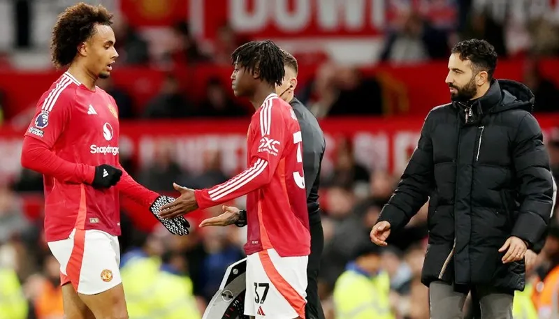 Kobbie Mainoo và Joshua Zirkzee (trái) không chấp nhận về việc thiếu thời gian thi đấu dưới thời Ruben Amorim.