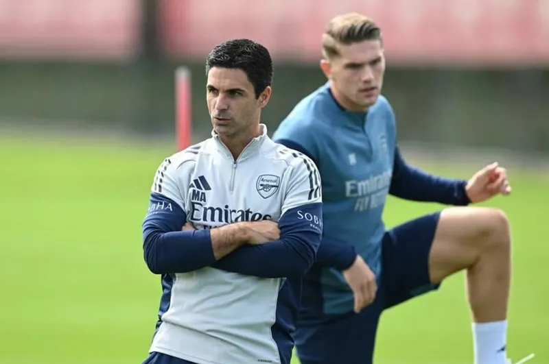 Mikel Arteta và cậu học trò Viktor Gyokeres trên sân tập