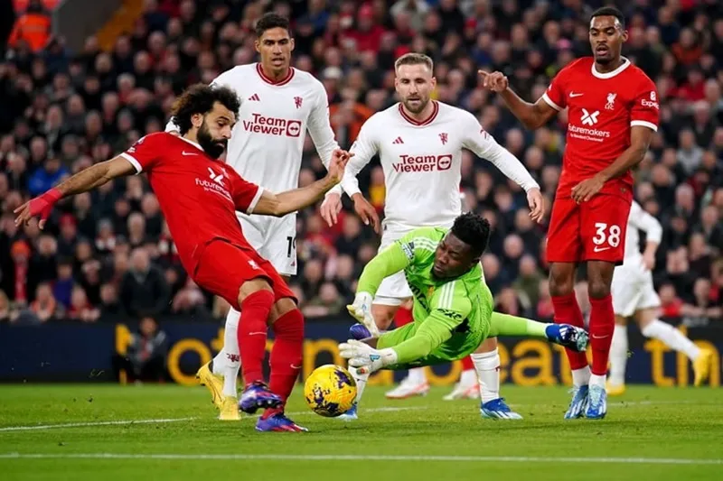 Mo Salah, sút bóng trước sự ăn mừng của đồng đội