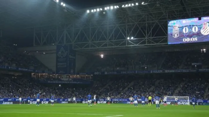 Cầu thủ Real Oviedo và Espanyol đứng yên trong 15 giây đầu tiên trận đấu vào thứ Sáu.
