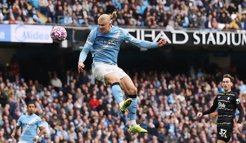 Erling Haaland đã đưa Man City lên nhì bảng Ngoại hạng Anh bằng cú đúp trong chiến thắng 2-0 trước Everton.