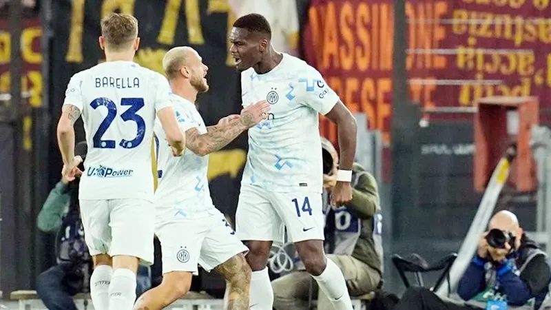 Inter Milan đánh bại chủ nhà AS Roma 1-0 để vươn lên đỉnh bảng nhờ nhỉnh hơn về hiệu số.